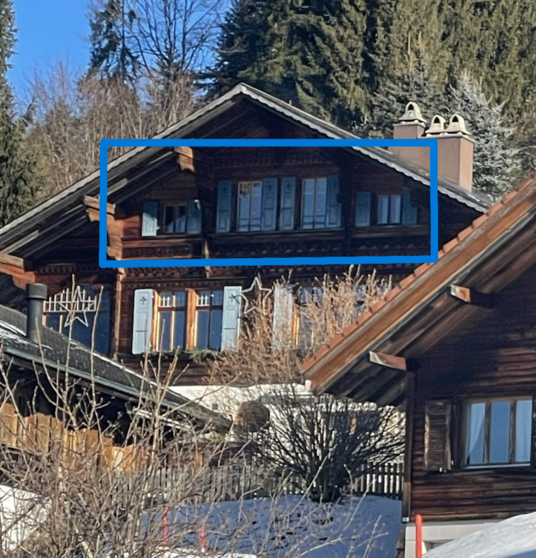 Alpenchalet mit verschneitem Umfeld