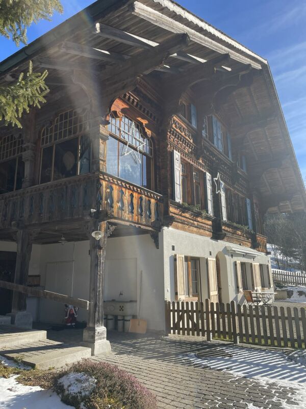 Traditionelles Chalet mit reich verzierter Holzfassade