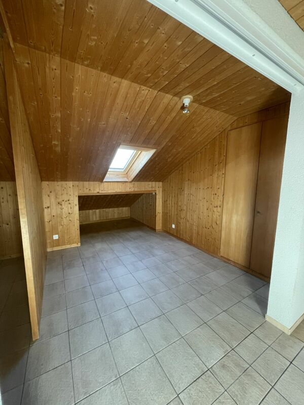 Ausgebauter Dachraum mit Holzvertäfelung