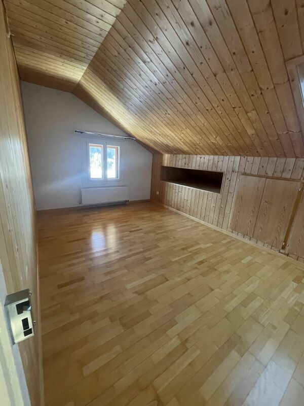 Dachgeschosszimmer mit Holzverkleidung
