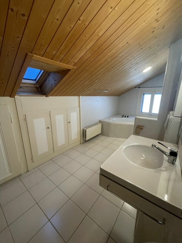 Dachgeschossbad mit Badewanne und Waschbecken