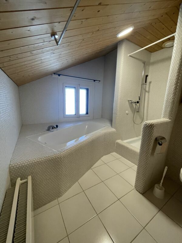Dachgeschossbad mit Badewanne und Dusche