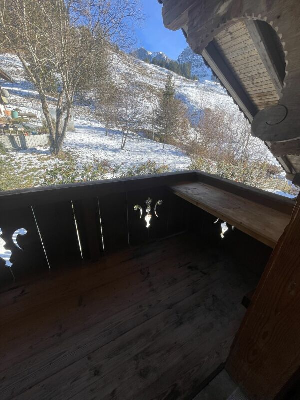 Balkon mit Bergblick im Schnee