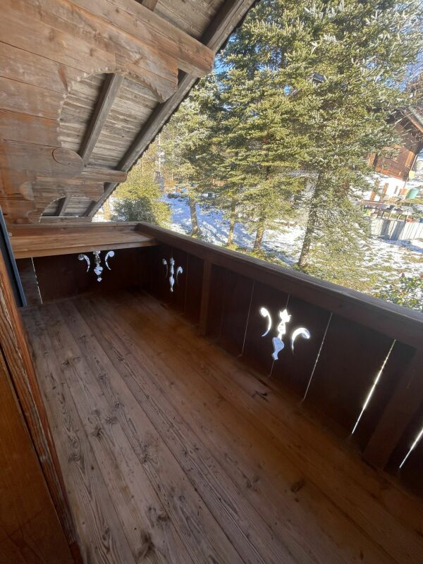 Holzbalkon mit Winterblick