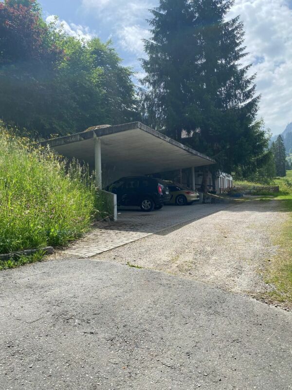 Überdachte Außenstellplätze mit Zufahrt