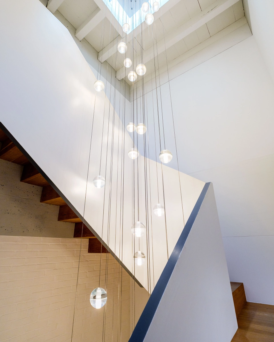 Treppenhaus mit Pendelleuchten