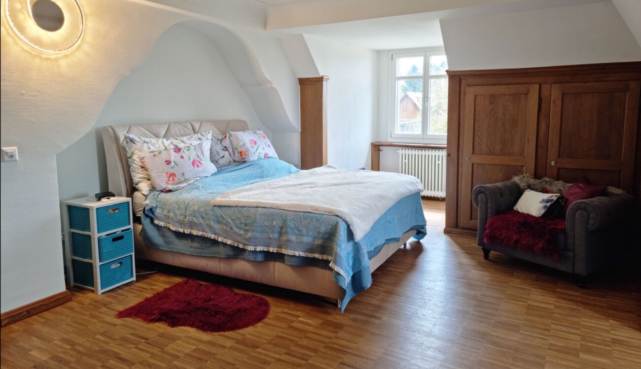 Gemütliches Schlafzimmer mit Holzmöbeln