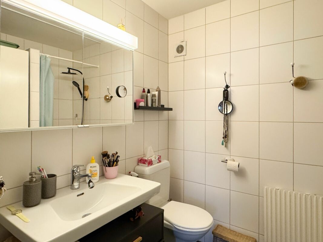 Kleines Badezimmer mit WC und Waschtisch