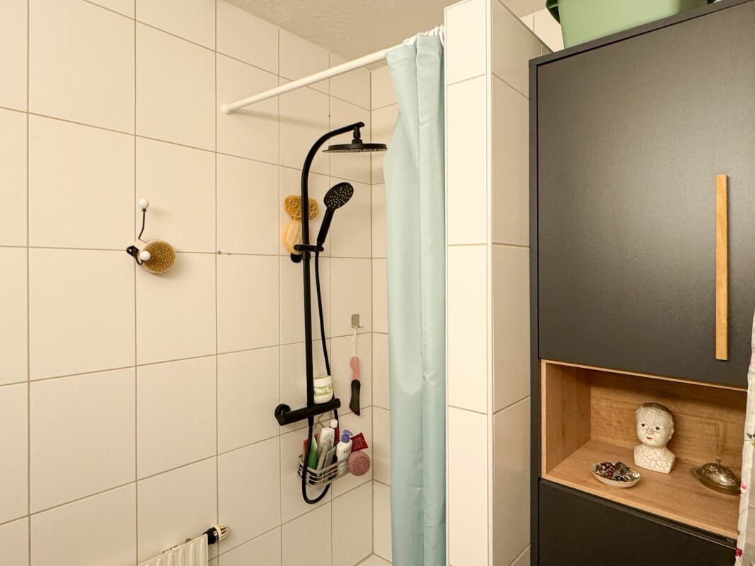 Badezimmerdusche mit Stauraum