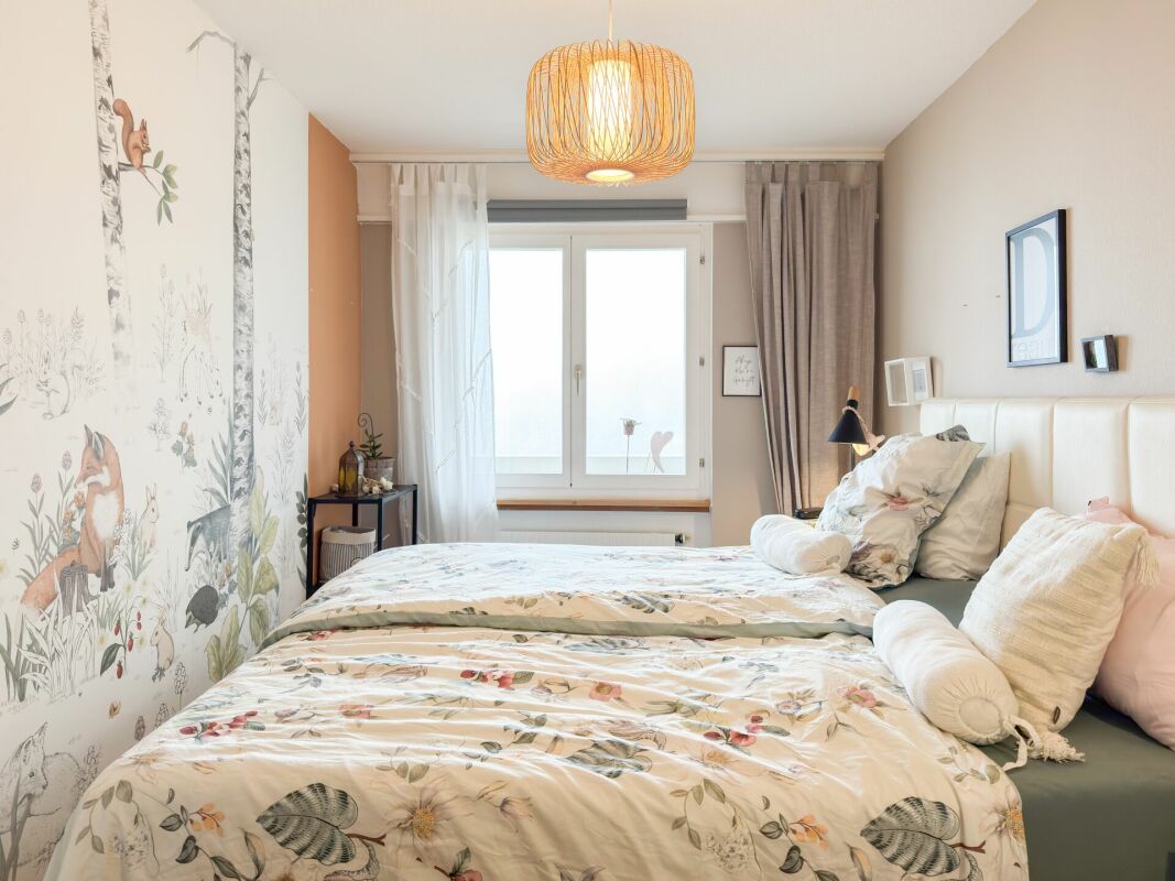 Helles Schlafzimmer mit floraler Ausstattung