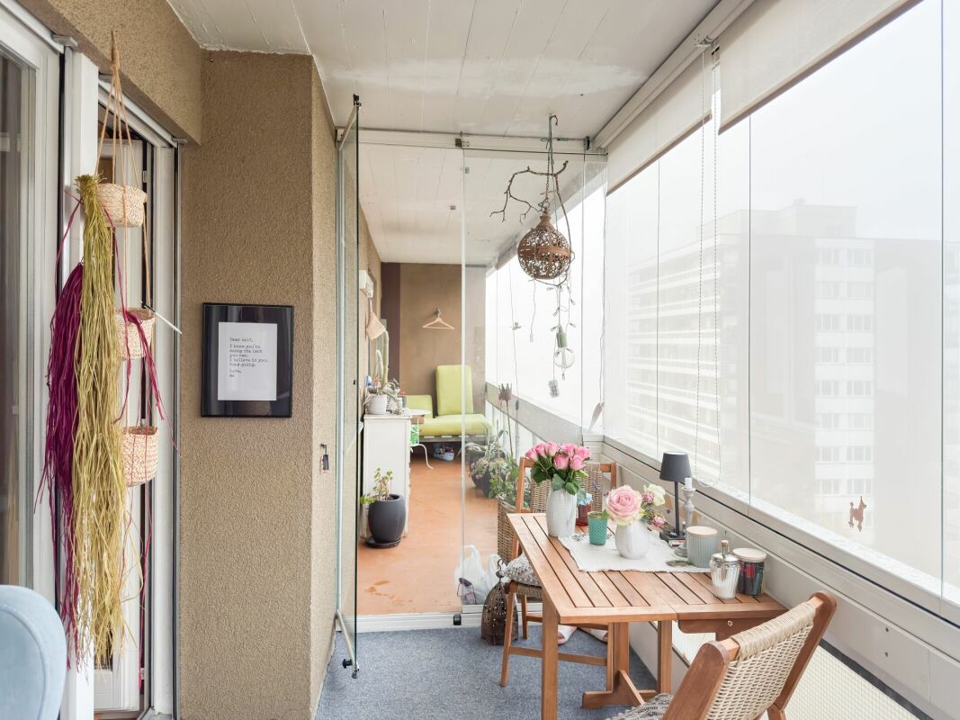 Verglaster Balkon mit Sitzbereich