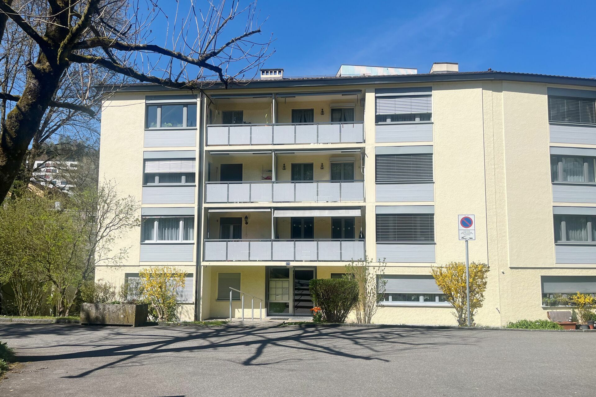 Mehrfamilienhaus mit Balkonen