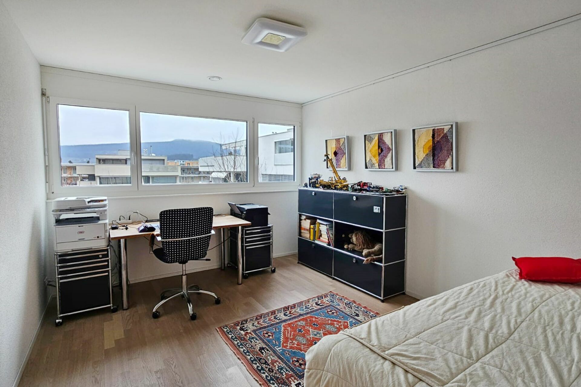 Helles Schlafzimmer mit Arbeitsbereich