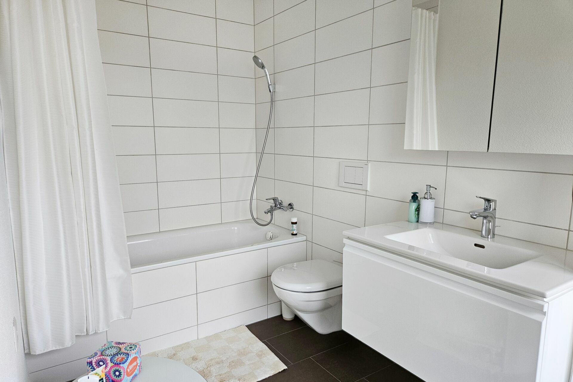 Modernes Badezimmer mit Badewanne und Waschtisch