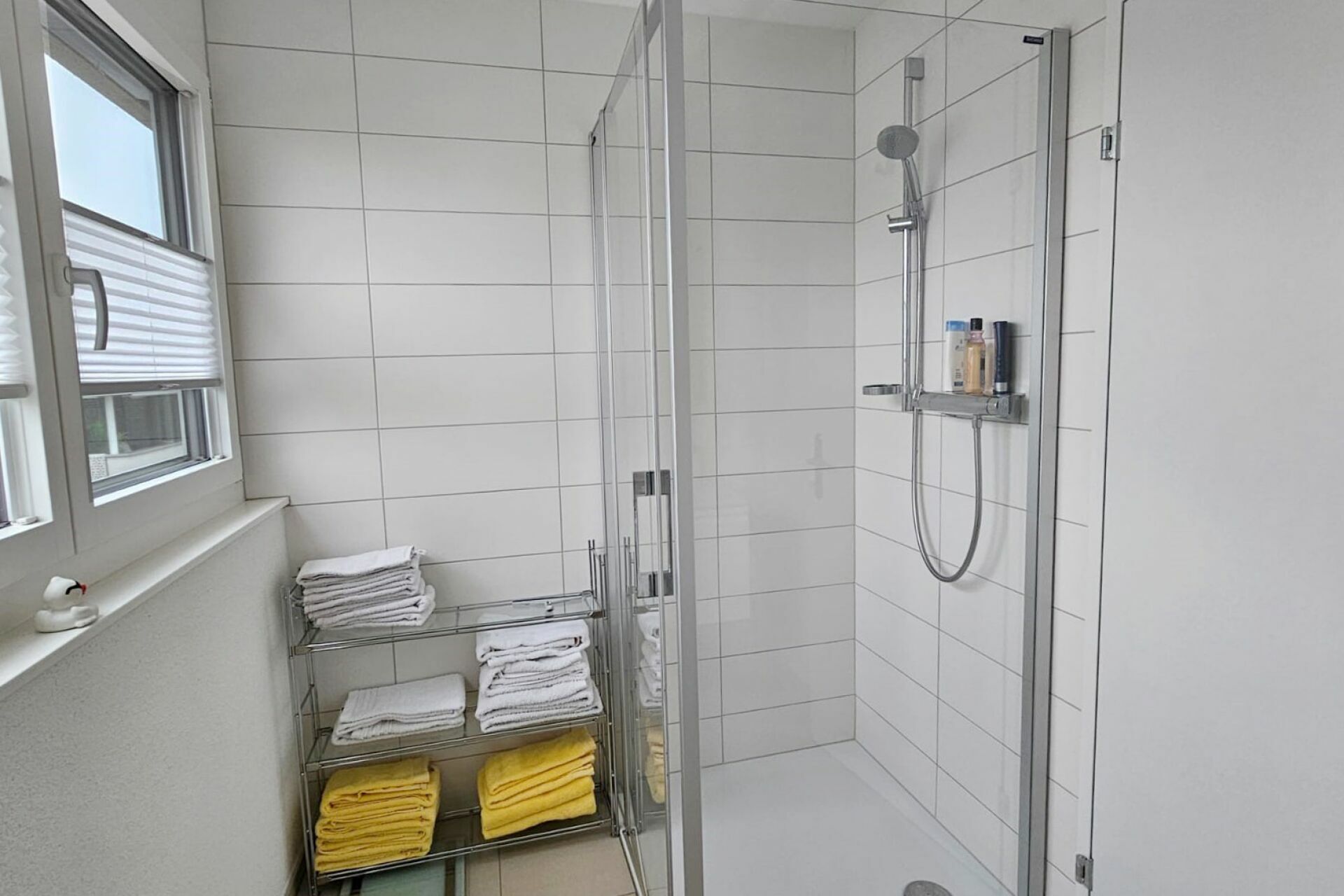 Modernes Duschbad mit Fenster und Glasdusche