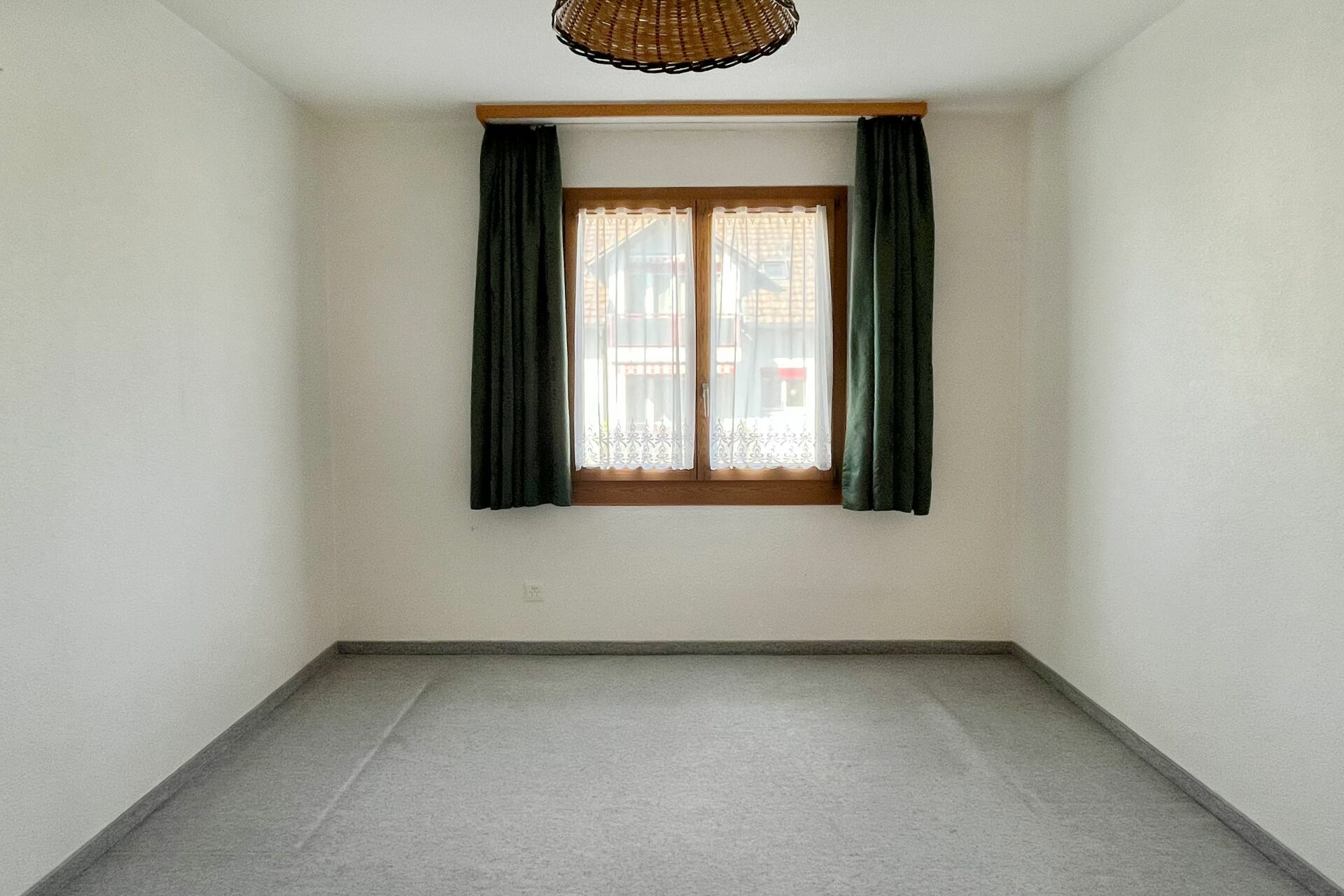 Leerer Raum mit Fenster
