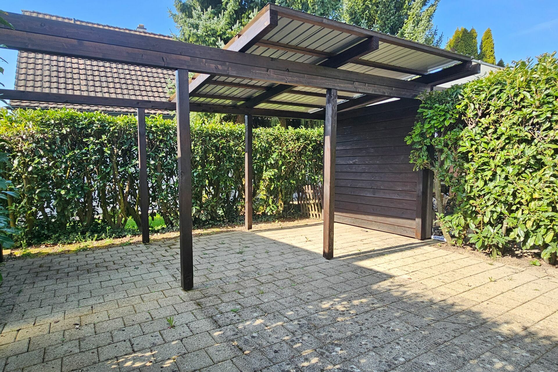 Überdachte Terrasse mit Holzpergola