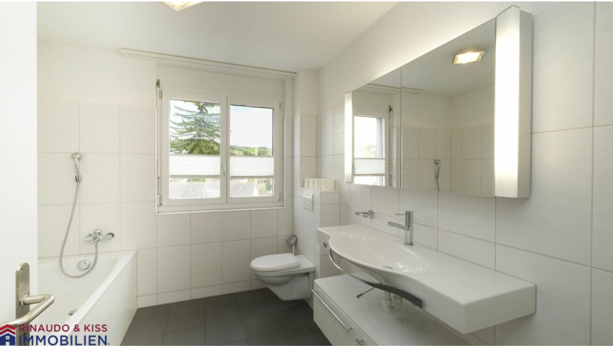 Helles Badezimmer mit Wanne und Waschtisch