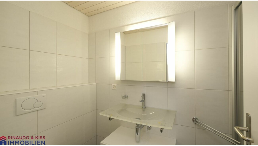 Helles Badezimmer mit Waschbecken und Spiegel