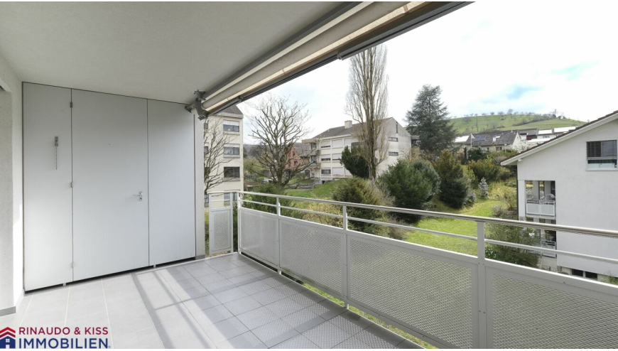 Überdachter Balkon mit Blick ins Grüne