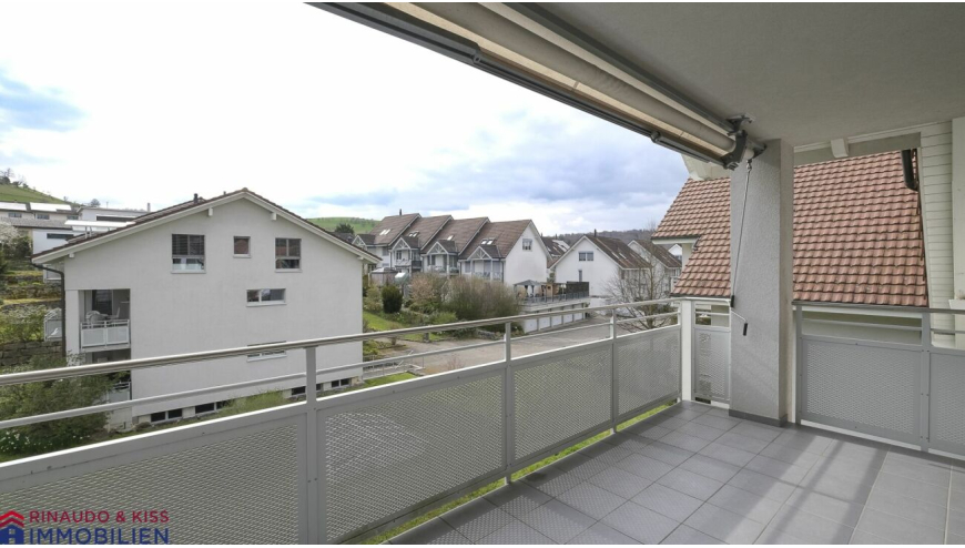 Überdachter Balkon mit Wohnumgebung