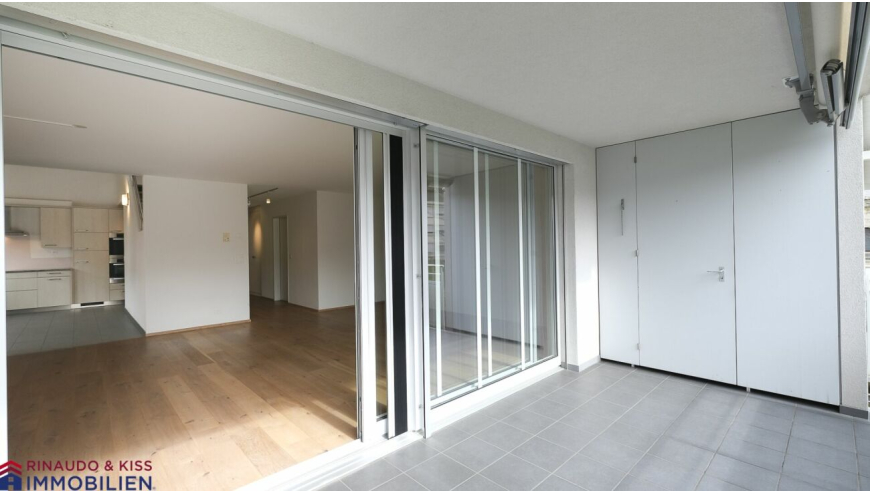 Überdachter Balkon mit Schiebeverglasung