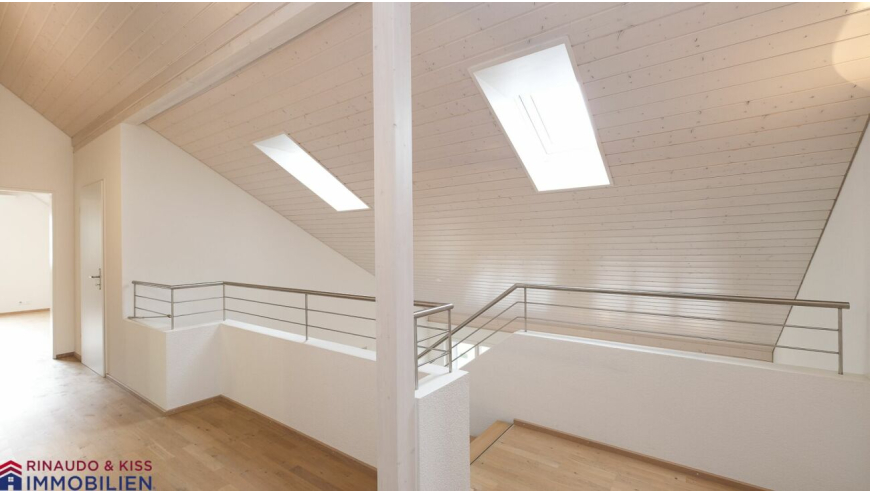 Heller Dachbodenflur mit Galerie