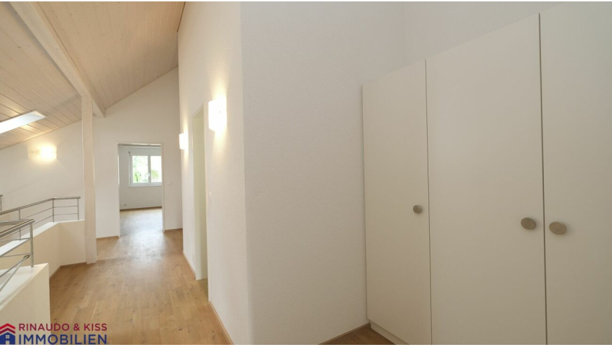 Heller Flur mit Galerie und Einbauschrank