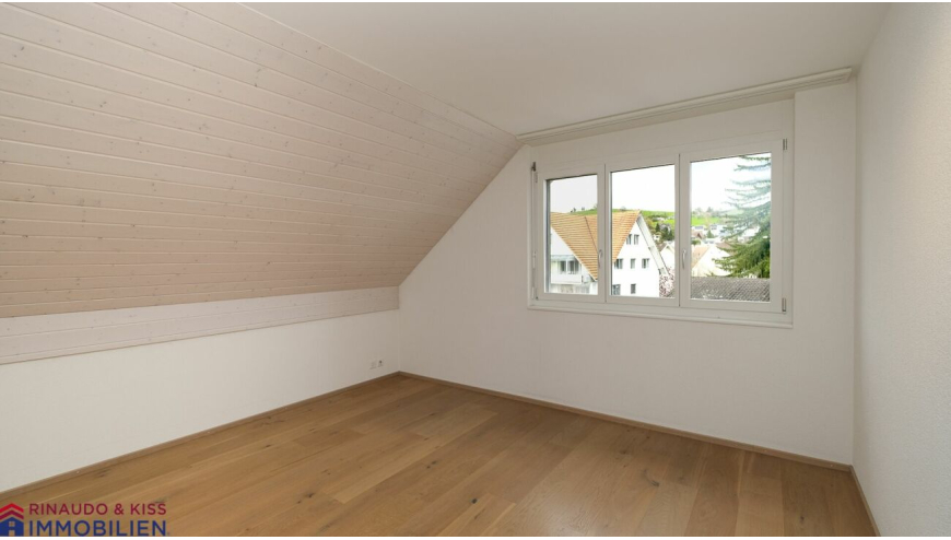 Helles Dachzimmer mit Schrägdecke