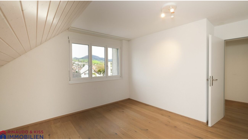 Helles Dachzimmer mit Blick ins Grüne