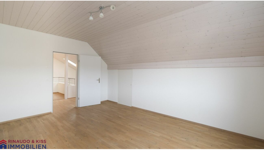 Heller Dachgeschossraum mit Holzdecke