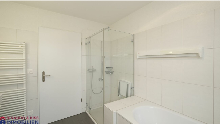 Modernes Badezimmer mit Dusche und Badewanne