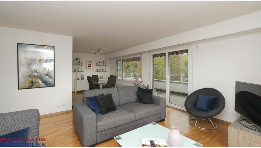 Wohnzimmer mit Balkonblick