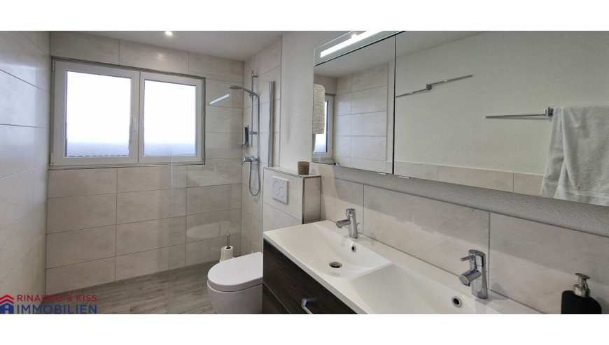 Modernes Badezimmer mit Doppelwaschbecken und Dusche