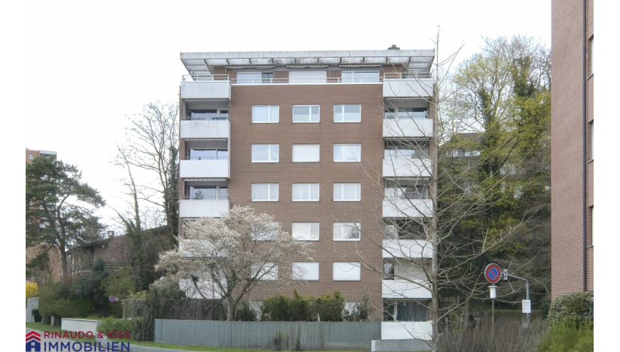 Mehrfamilienhaus mit Balkonen