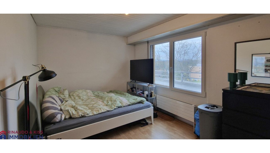 Schlafzimmer mit Bett und Fenster