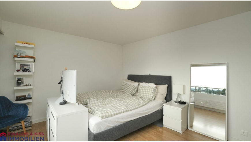Helles Schlafzimmer mit Bett und Spiegel