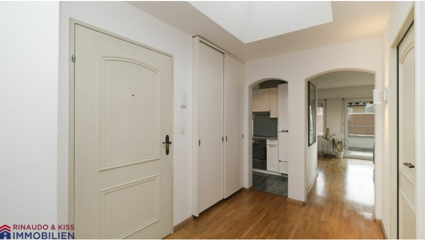 Heller Flur mit Blick in den Wohnbereich