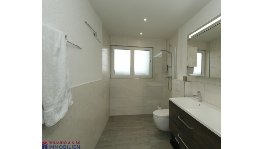 Modernes Badezimmer mit Dusche und Waschtisch