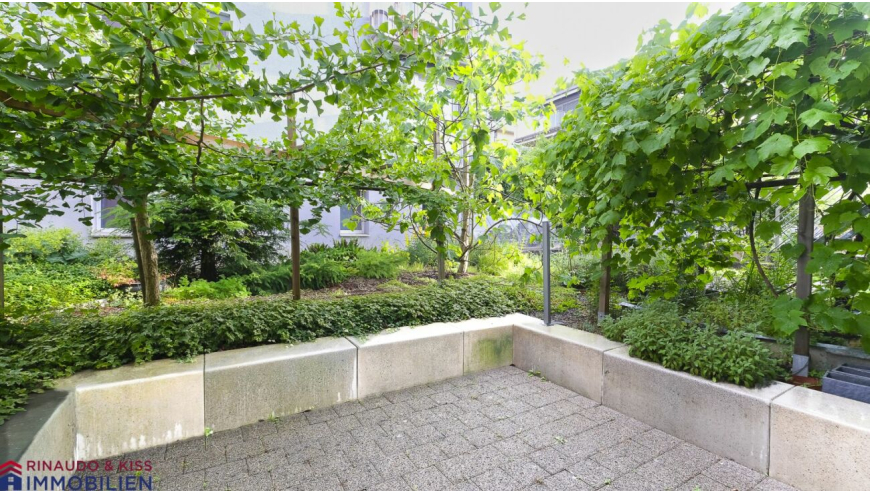 Grüne Terrasse mit Gartenblick
