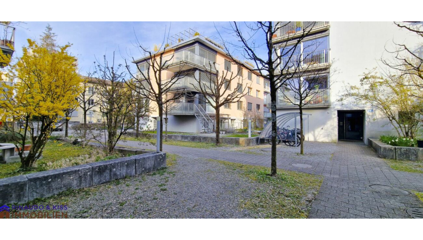 Außenansicht eines Wohngebäudekomplexes mit Innenhof