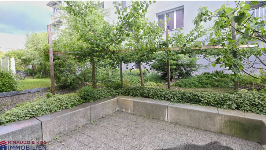 Garten und Terrasse mit Rankgerüst