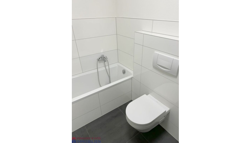 Modernes Bad mit Wanne und wandhängendem WC