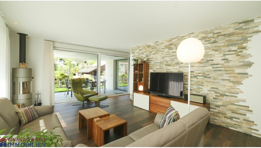 Wohnzimmer mit Kamin und Terrassenblick