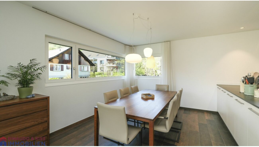 Esszimmer mit großem Fensterband