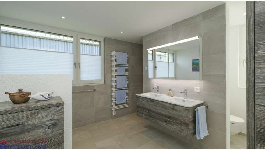 Modernes Badezimmer mit Doppelwaschtisch