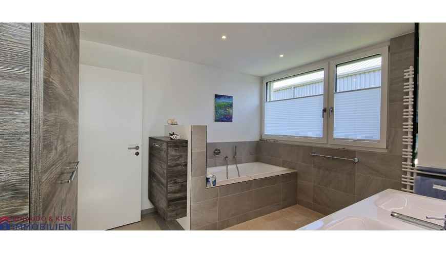 Modernes Badezimmer mit Wanne und Doppelwaschtisch