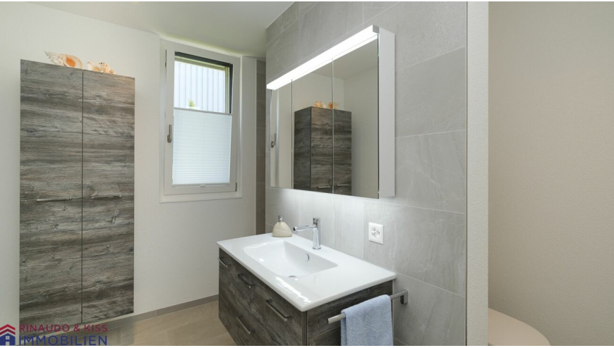 Modernes Badezimmer mit Waschtisch und Spiegelschrank