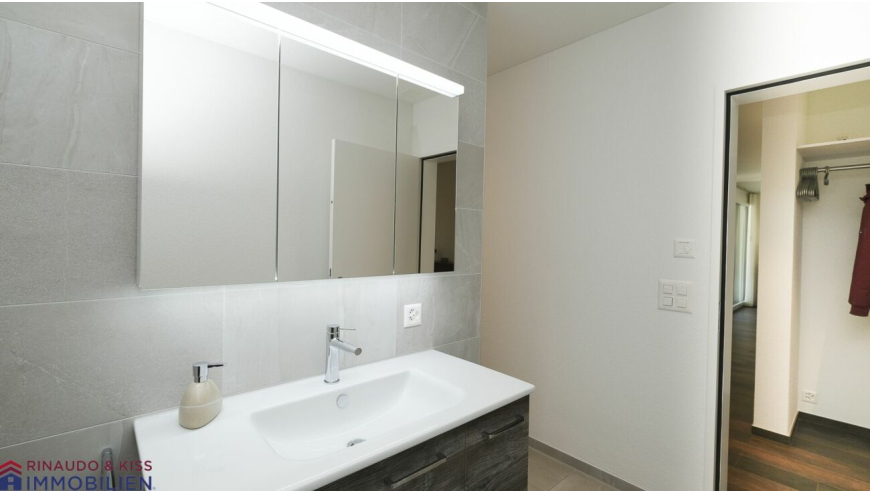 Modernes Badezimmer mit Waschtisch und Spiegelschrank