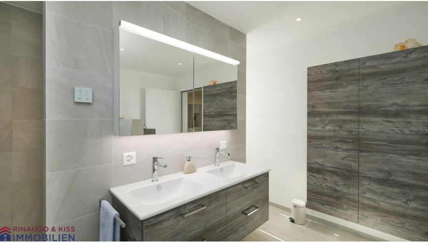 Modernes Badezimmer mit Doppelwaschtisch und Spiegelschrank